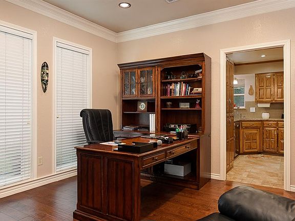 5th image of 3106 Queenswood Ln