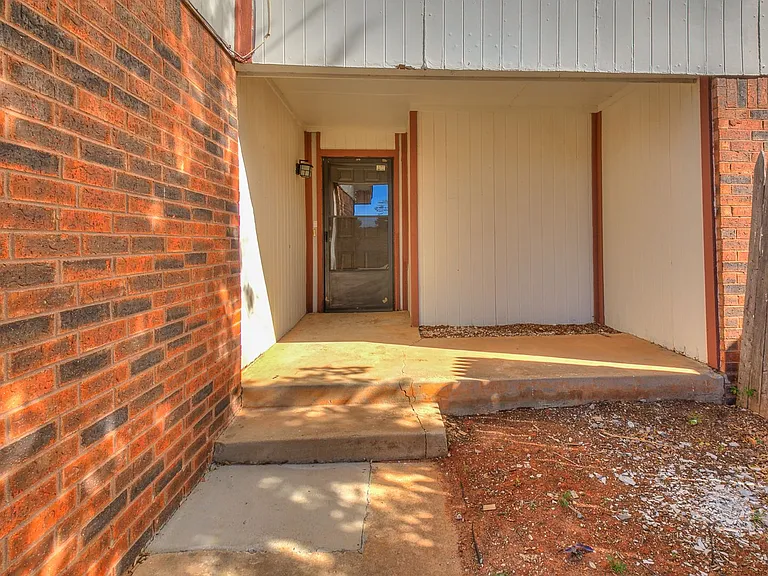 9006 N Rockwell Dr — Photo 9