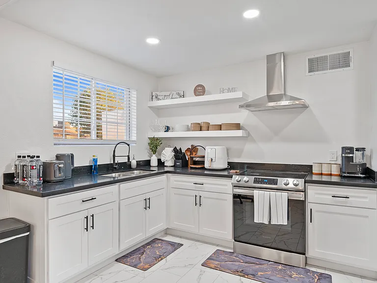 3037 N 40th Dr — Photo 8