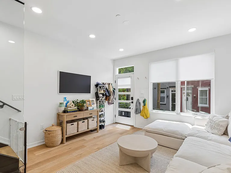 2231 Pemberton St — Photo 3