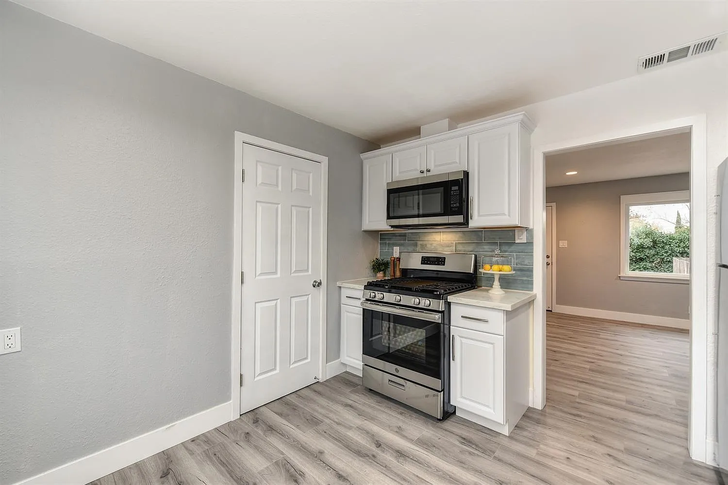 2 bed, 1.0 bath, 750 sqft, $1,650 — Photo 2