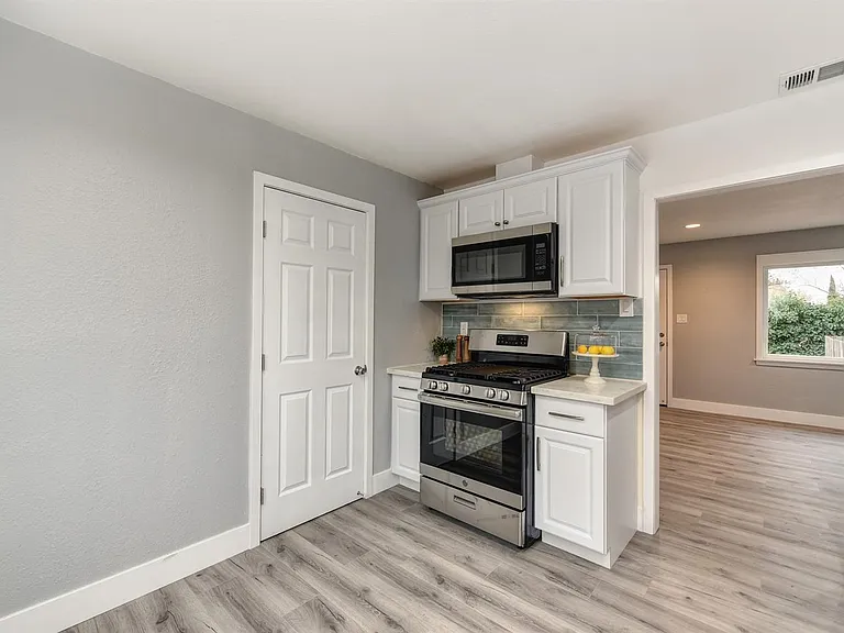 3652 McClellan Dr — Photo 2