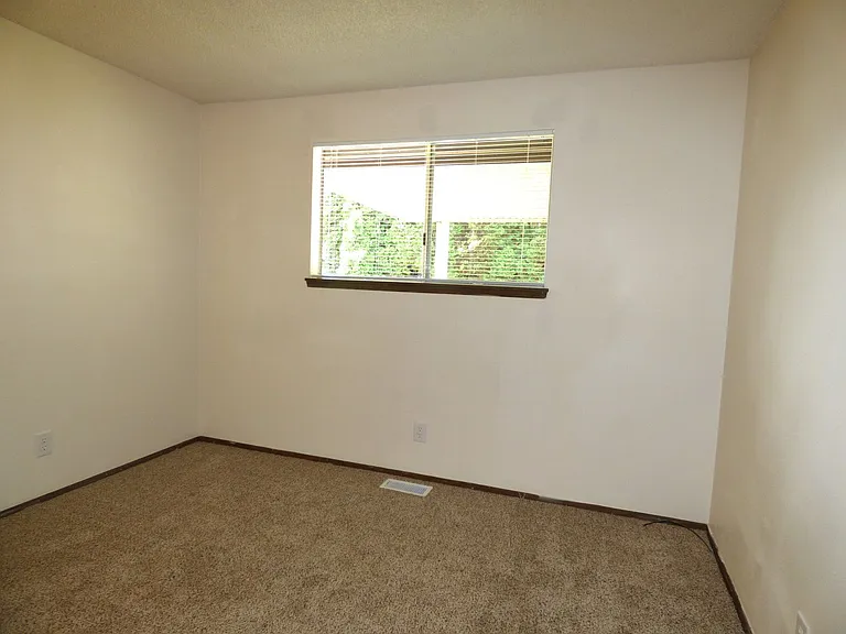 4824 Falcon Ct NE — Photo 29