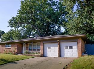 722 College Oaks Dr, Arlington, TX 76010