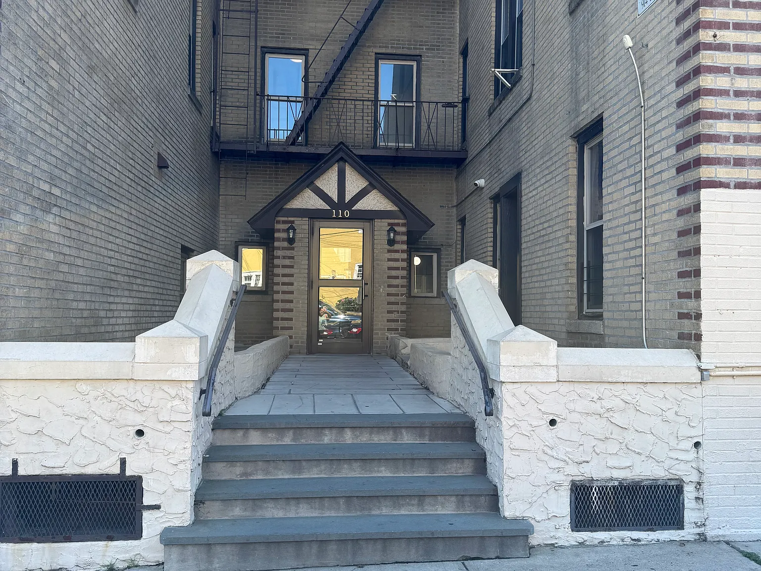 110 Waring Place — Photo 2
