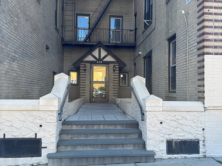 110 Waring Place — Photo 2