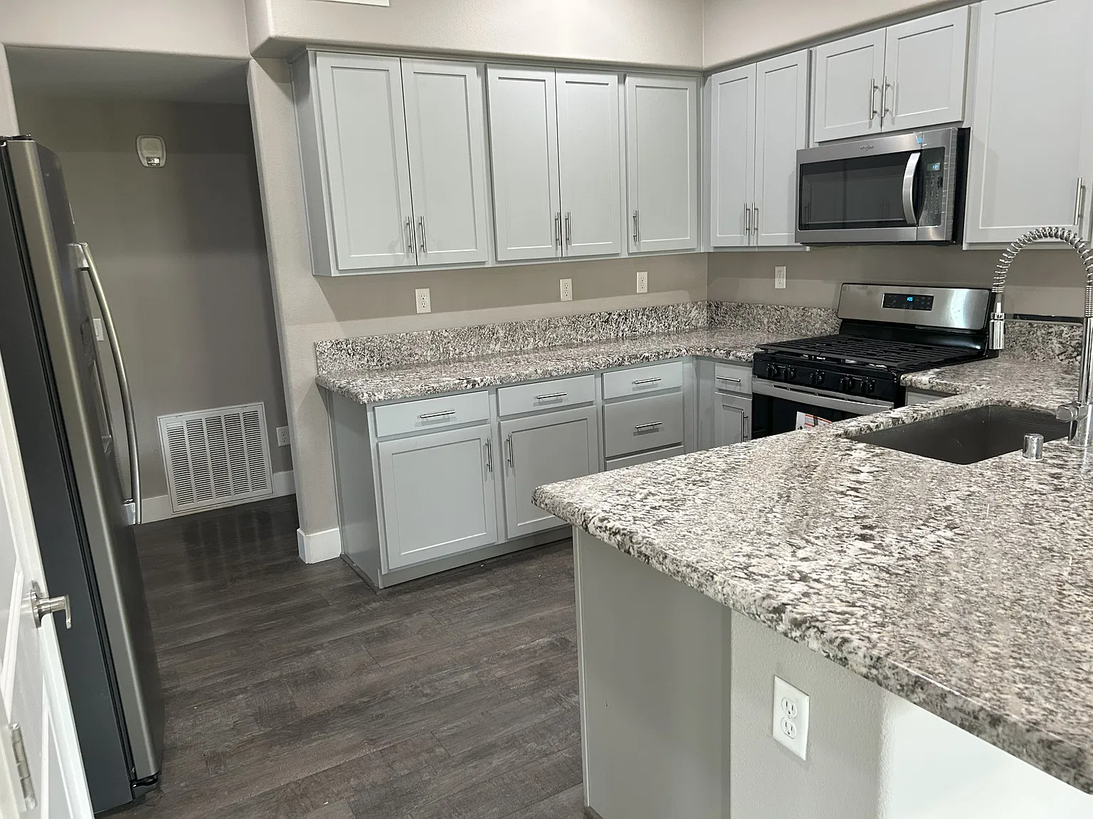 3 bed, 1776 sqft, $2,250 — Photo 3