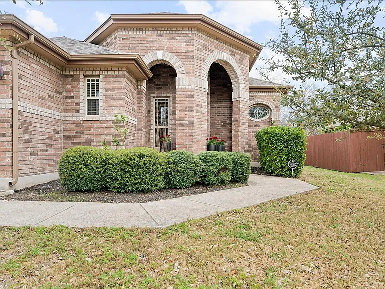 916 Easton Dr — Photo 1
