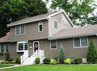 53 Narrow St, Fairfield, CT 06824