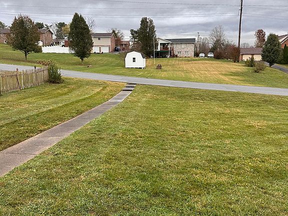 3rd image of 110 Boone Dr