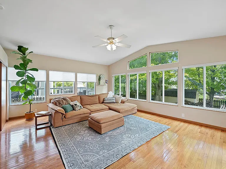 5131 Aurora Dr — Photo 2