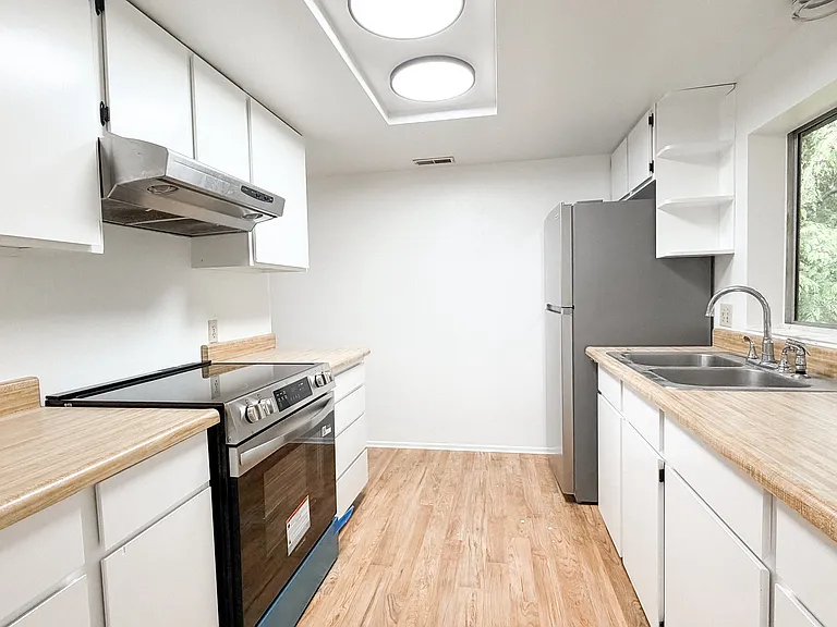 3510 NE Sunset Blvd #B — Photo 3