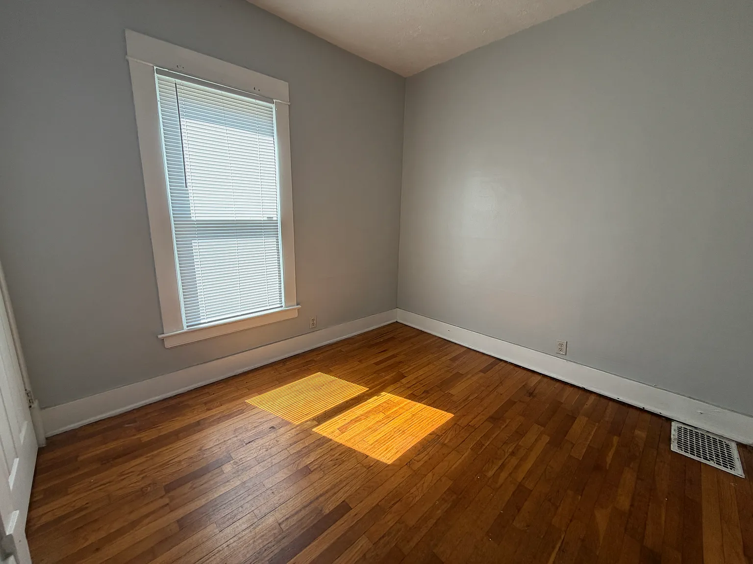 3 bed, 1.5 bath, 1296 sqft, $1,300 — Photo 3