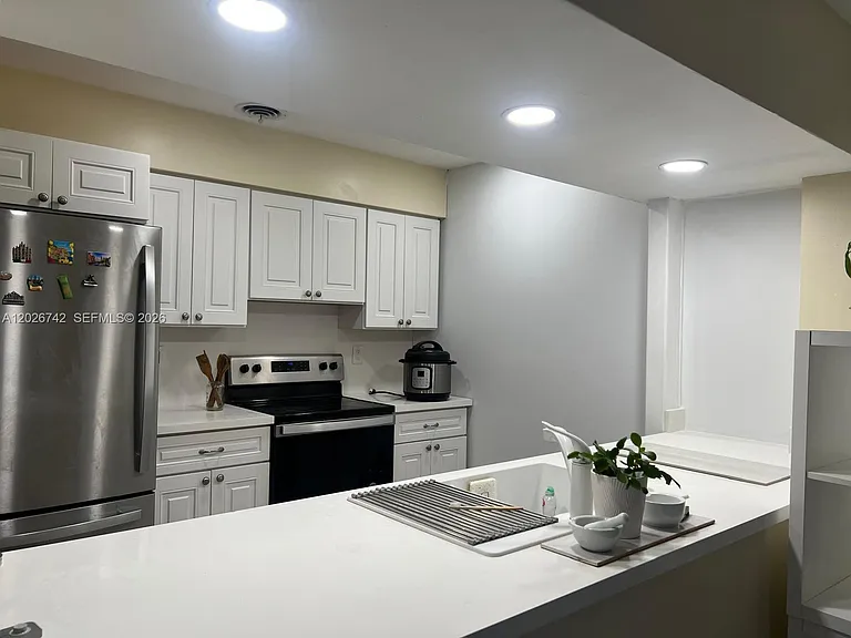 4460 NW 18th Ave — Photo 3