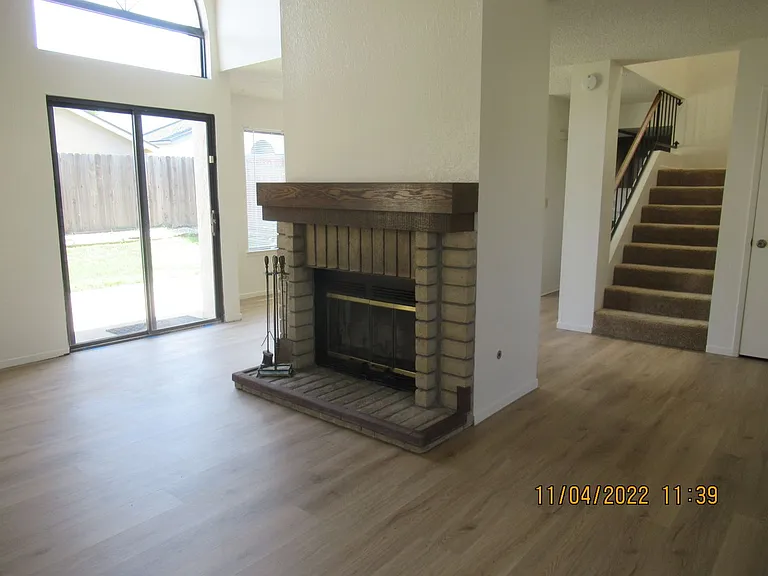 1220 Iris Ct — Photo 2