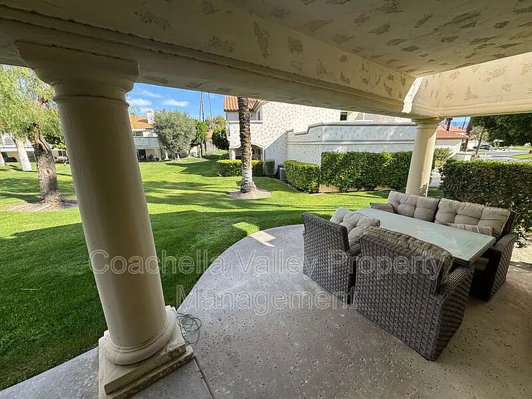 289 Vista Royale Cir W — Photo 4