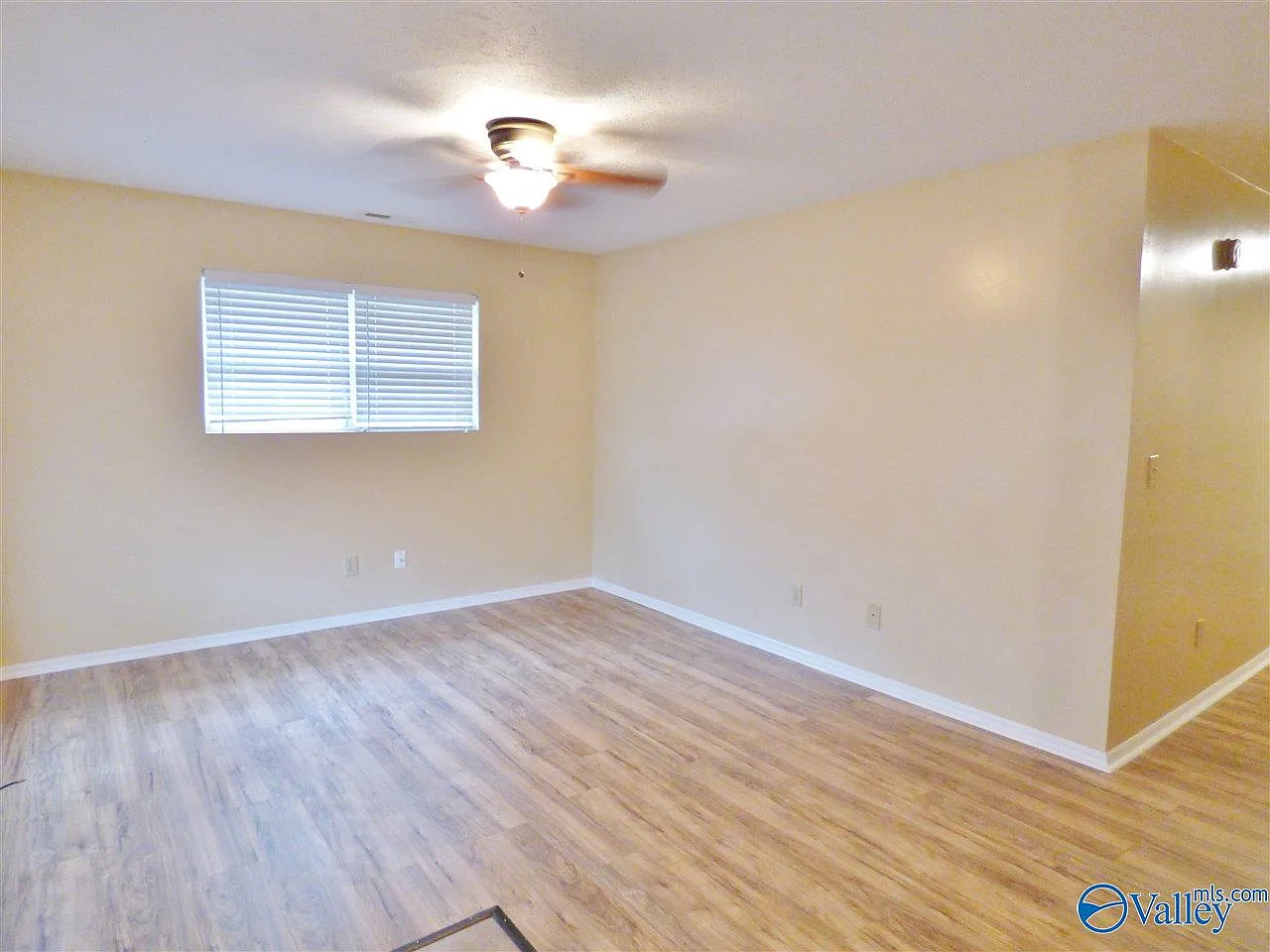 3 bed, 2.0 bath, 1300 sqft, $1,400 — Photo 2