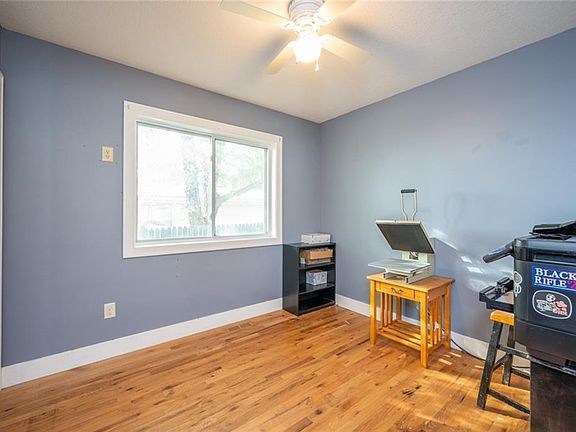 3rd image of 506 W 18th Pl