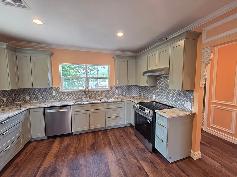 319 E 11th St #B — Photo 14
