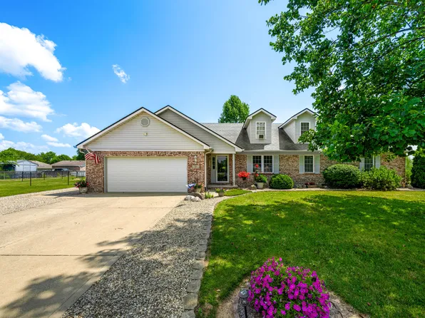 8245 Henderson Ridge Dr, Mooresville, IN 46158