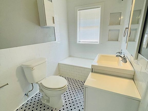 5th image of 2420 1/2 N Robinson Ave APT 6