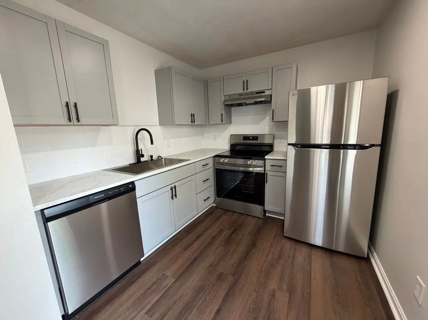 215 E Ormsby Ave — Photo 4