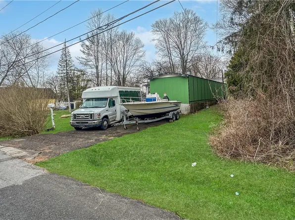 5635 Mapleton Dr, Utica, NY 13502