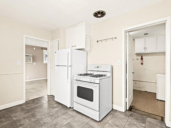 5th image of 1694 Garfield St