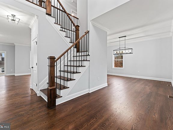 2nd image of 1027 Elwood St