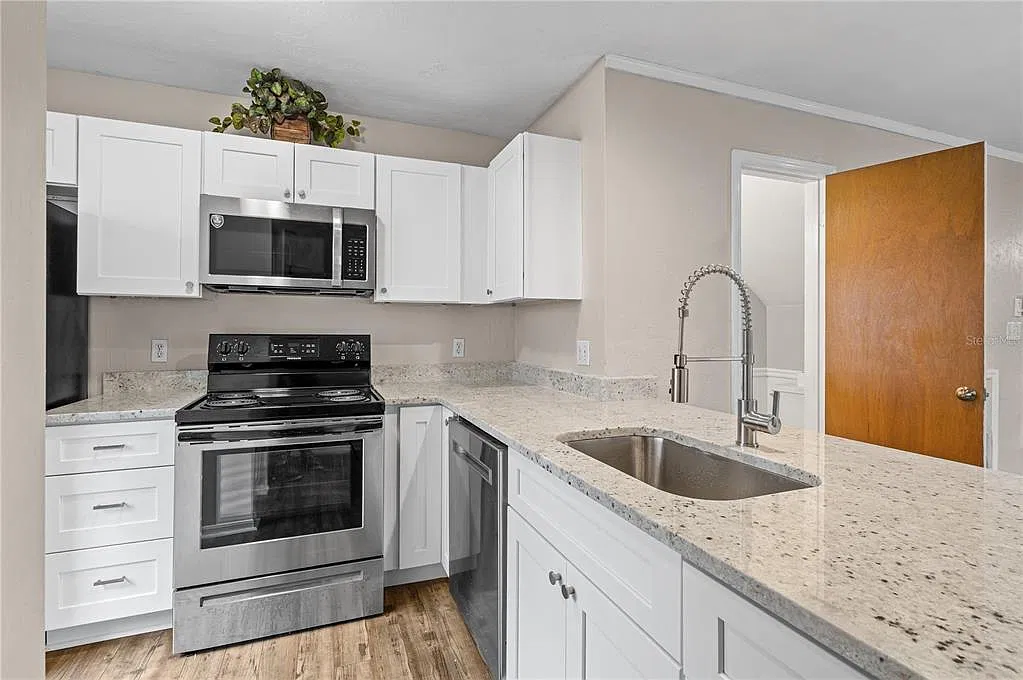 2 bed, 1.5 bath, 1016 sqft, $1,299 — Photo 3