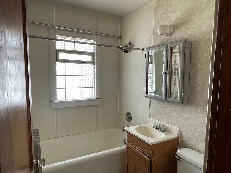 5911 W Burnham St — Photo 13