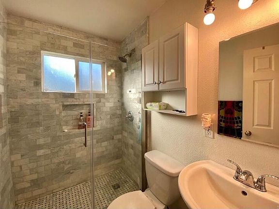 3rd image of 555 Seymour St