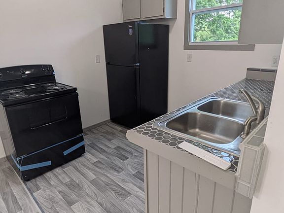 3rd image of 418 Harbor St APT 3
