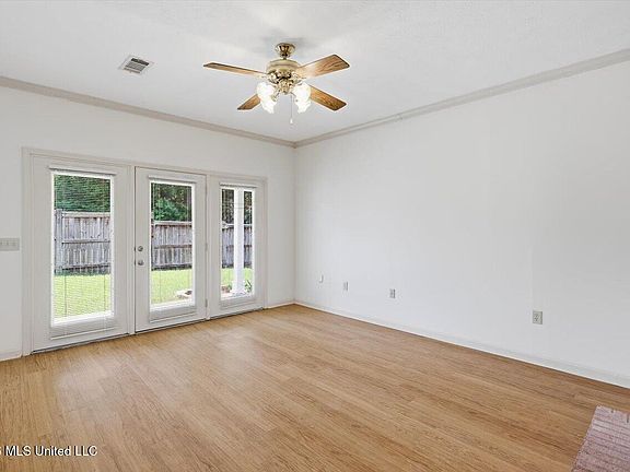 4th image of 202 Shadow Lake Dr N
