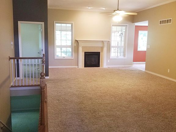 Large living room w/gas log fireplace.