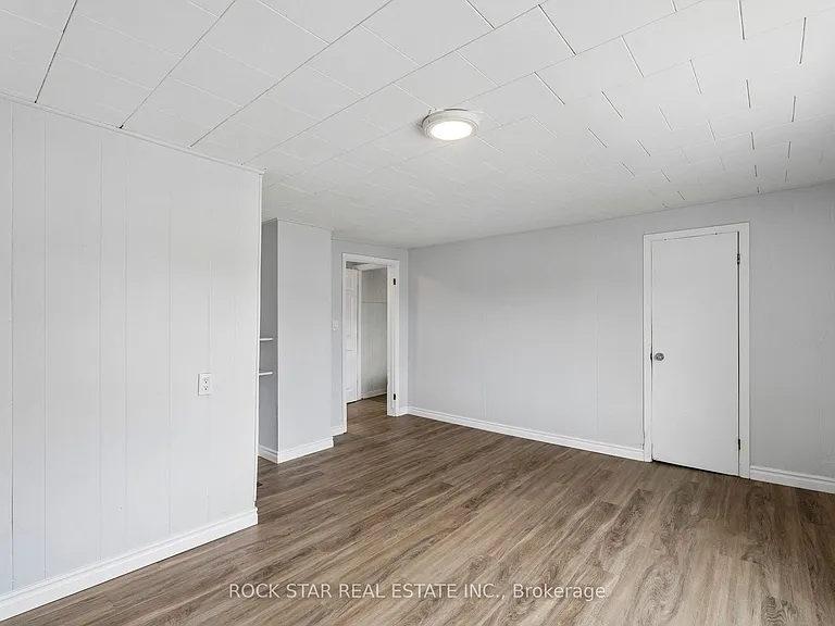 26 Albina St #UPPER — Photo 3