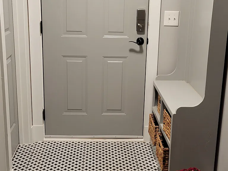 Entrance. Closet and hall rack.