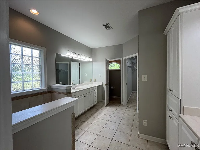 704 Emerald Dr — Photo 16