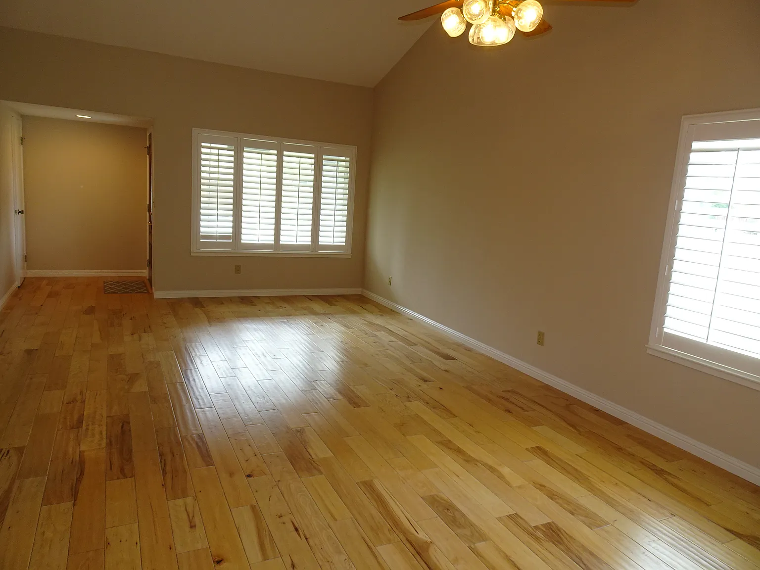 4 bed, 1880 sqft, $4,495 — Photo 2