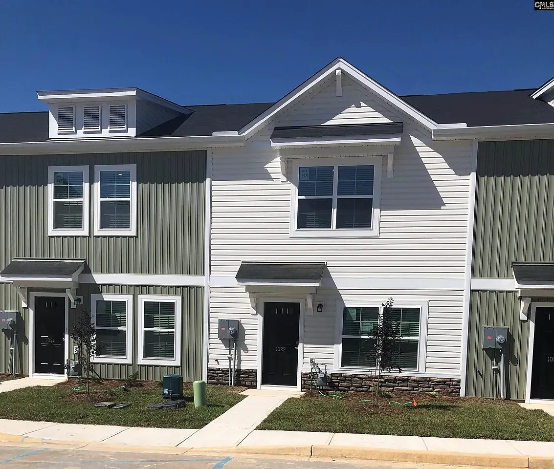 3 bed, 2.5 bath, 1305 sqft, $1,695 — Photo 1