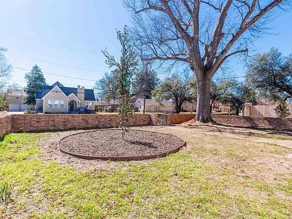 2nd image of 401 W 4th St