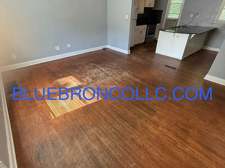 124 S Forest Ave — Photo 2
