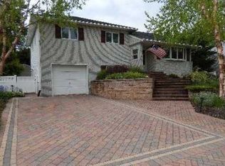 95 Florence Dr, Syosset, NY 11791