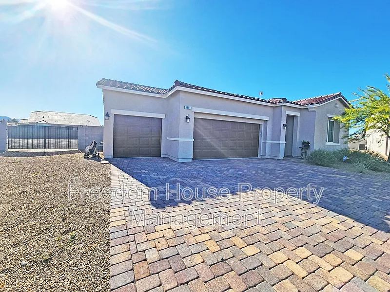 3 bed, 2.0 bath, 2085 sqft, $2,141 — Photo 3