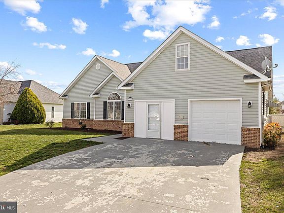 3rd image of 135 Caspian Dr