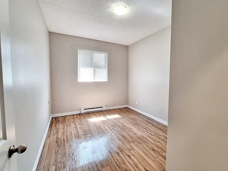 250 Albert St E — Photo 11