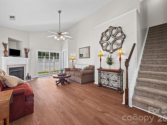 4th image of 821 Lacebark Dr