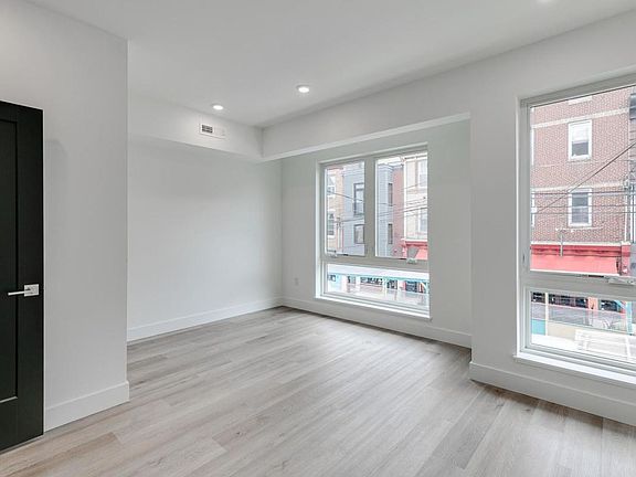 4th image of 930 N 2nd St Floor 1