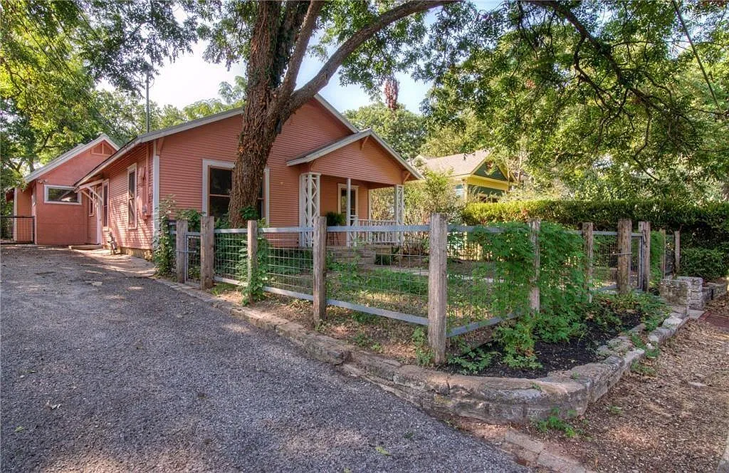 5 bed, 3.0 bath, 2216 sqft, $6,800 — Photo 2