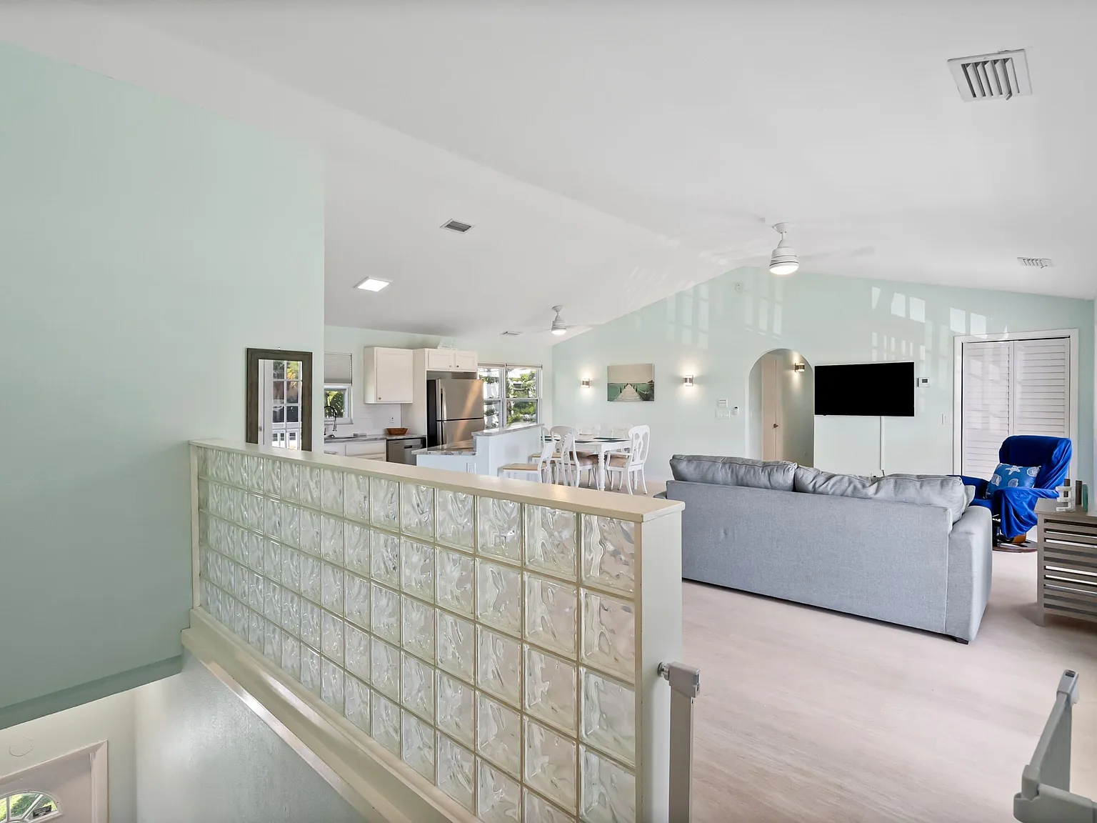 2 bed, 6.0 bath, 3395 sqft, $3,200 — Photo 2